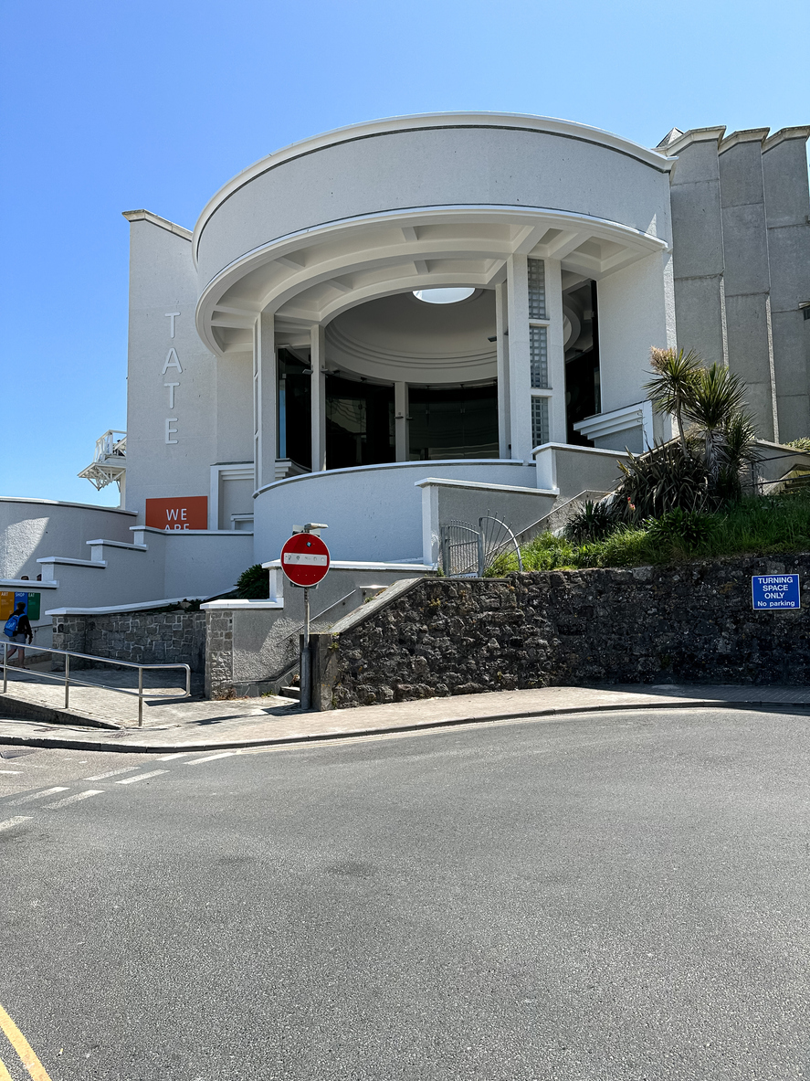 The front of the while building of the Tate Gallery in St Ives
