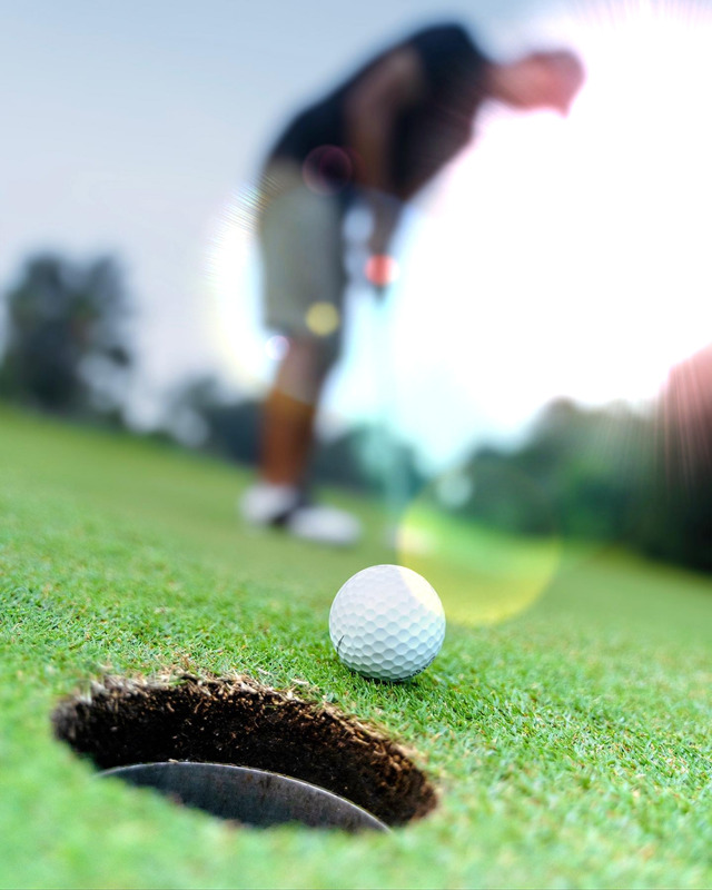 man playing golf at a hoburne holiday park