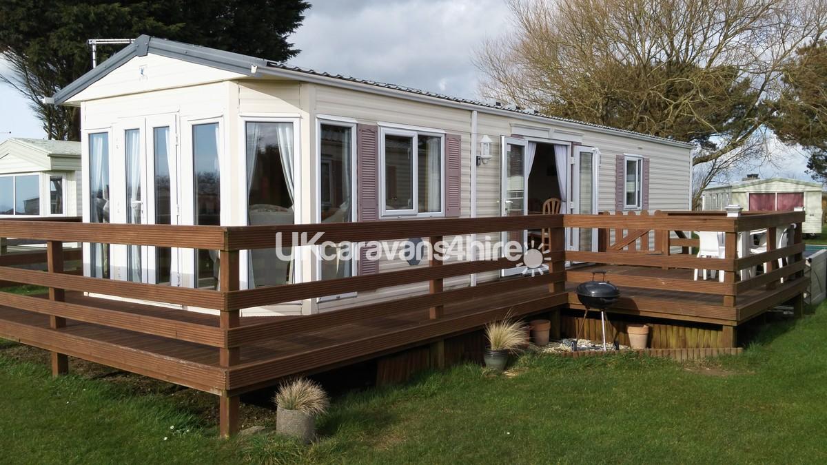 pet-friendly-caravan-for-hire-on-seven-bays-park-in-st-merryn-cornwall